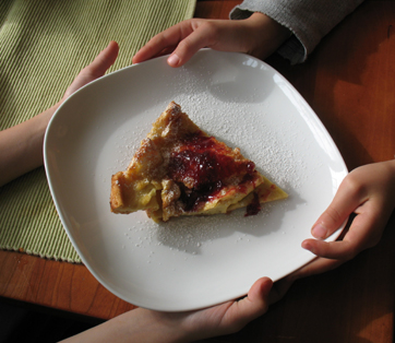 popover with jam and powdered sugar