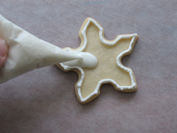 docorating christmas cookies